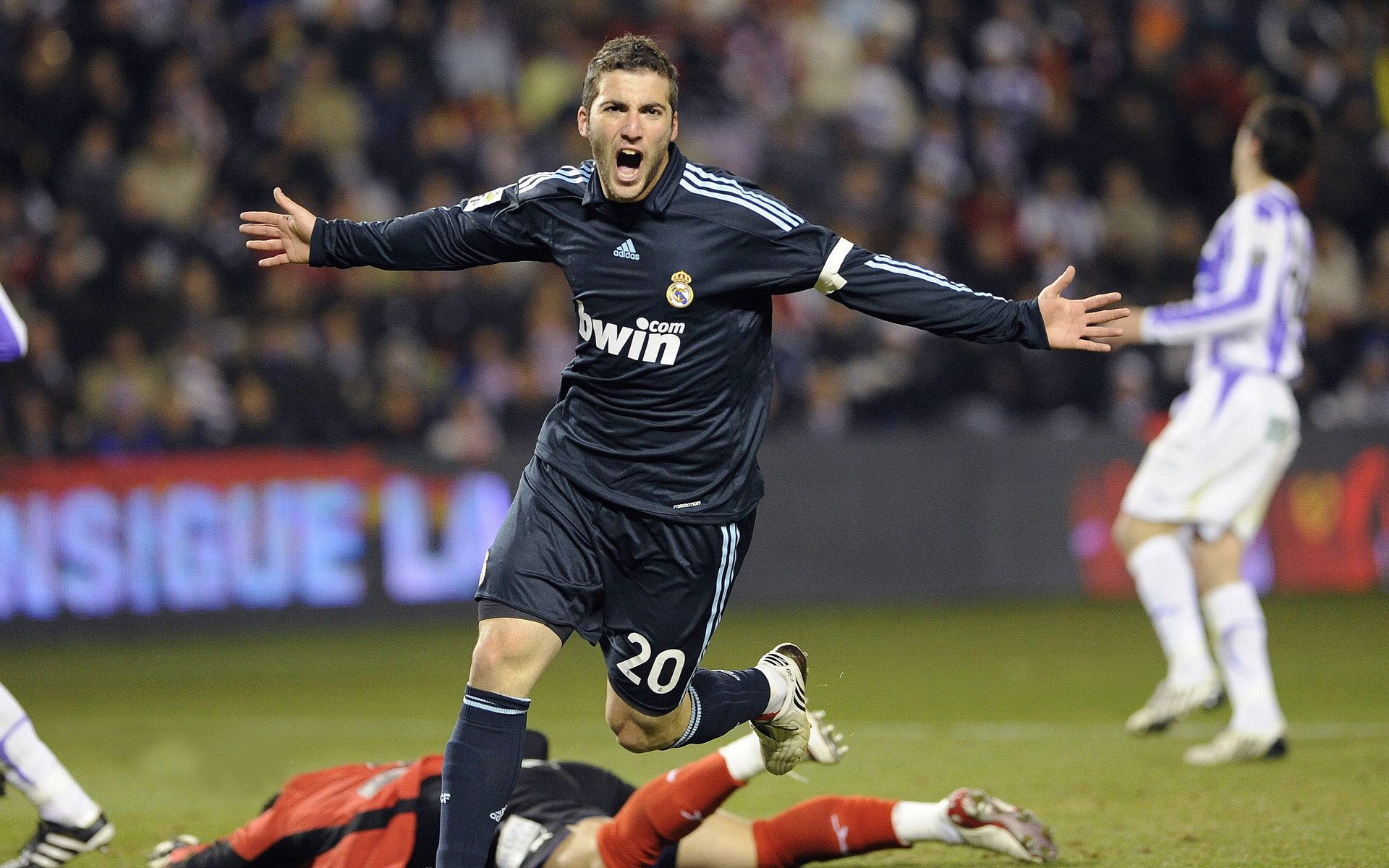 球星在慈善赛中亮相彰显社会责任，世界明星足球慈善赛